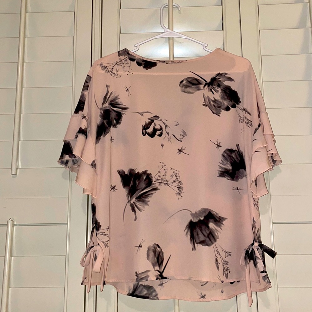 *WORN ONCE* LIGHT PINK BLACK FLORAL EXPRESS BLOUSE W/ RUFFLE SLEEVES AND V BACK